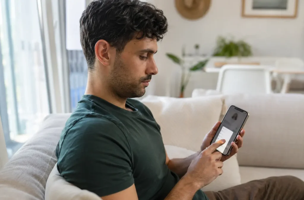 Cómo empezar contacto cero hoy: la mejor guía para conseguirlo 42 Hombre reduciendo el acceso al contacto digital para sostener el contacto cero después de una ruptura
