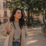 Mujer caminando en un parque mientras empieza a recuperarse tras una ruptura amorosa